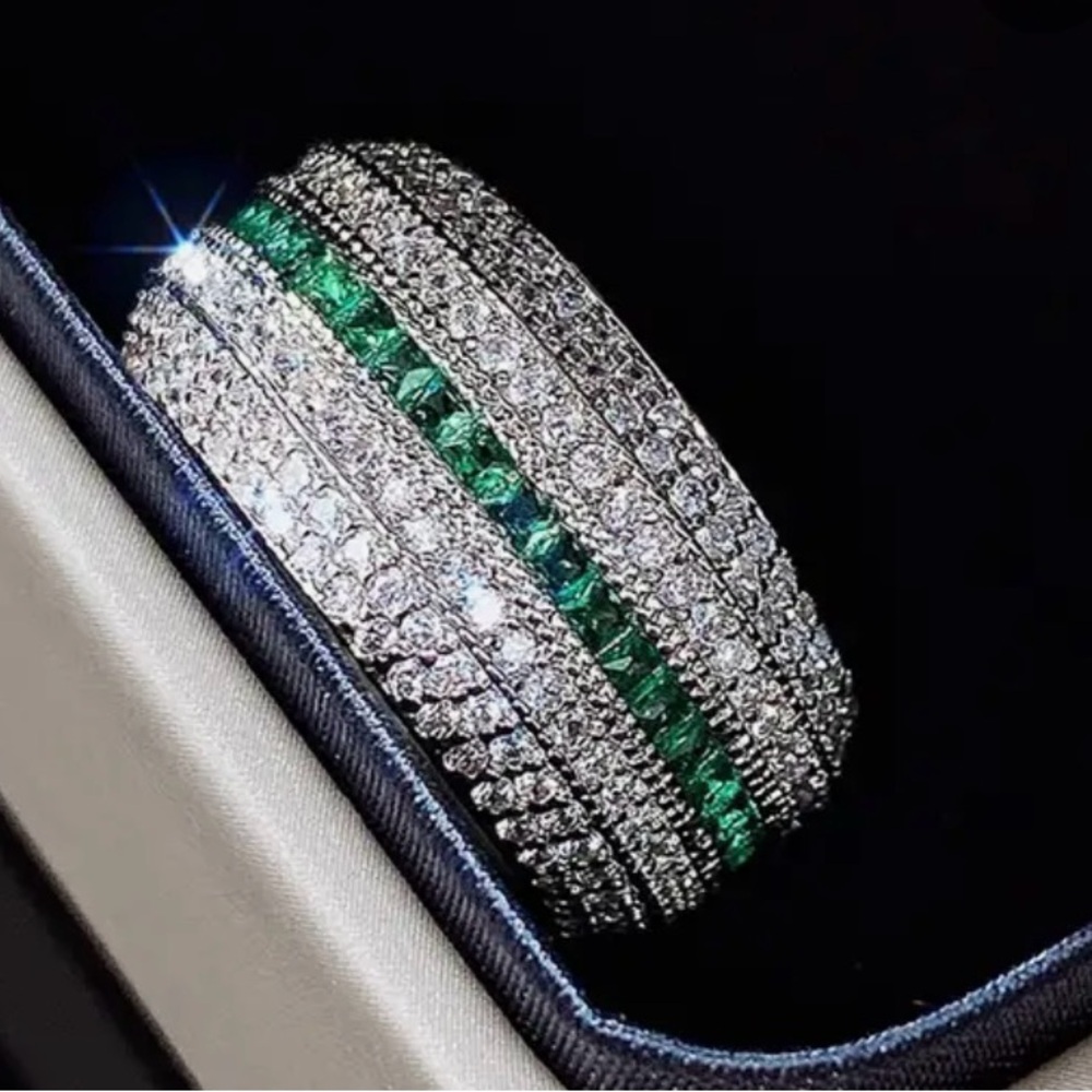 New eternity band with green and diamond zircons stones size 8 aprox 3/4” wide